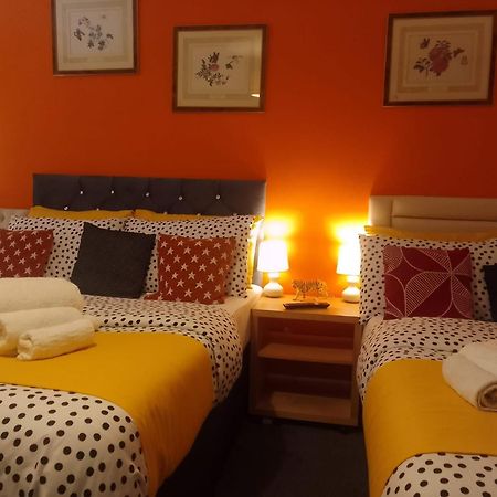 Ideal Home & Cottage Inviting 4 Bedroom Apartments ウォールソール エクステリア 写真