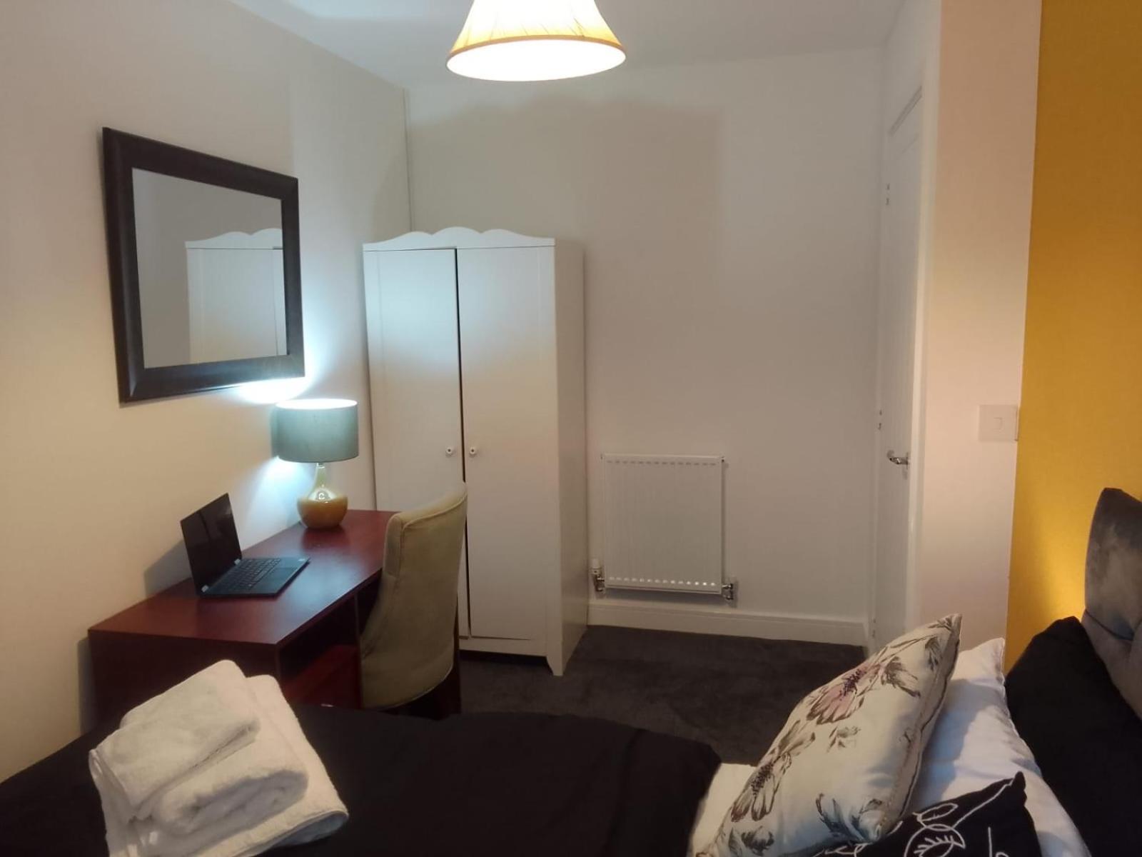 Ideal Home & Cottage Inviting 4 Bedroom Apartments ウォールソール エクステリア 写真