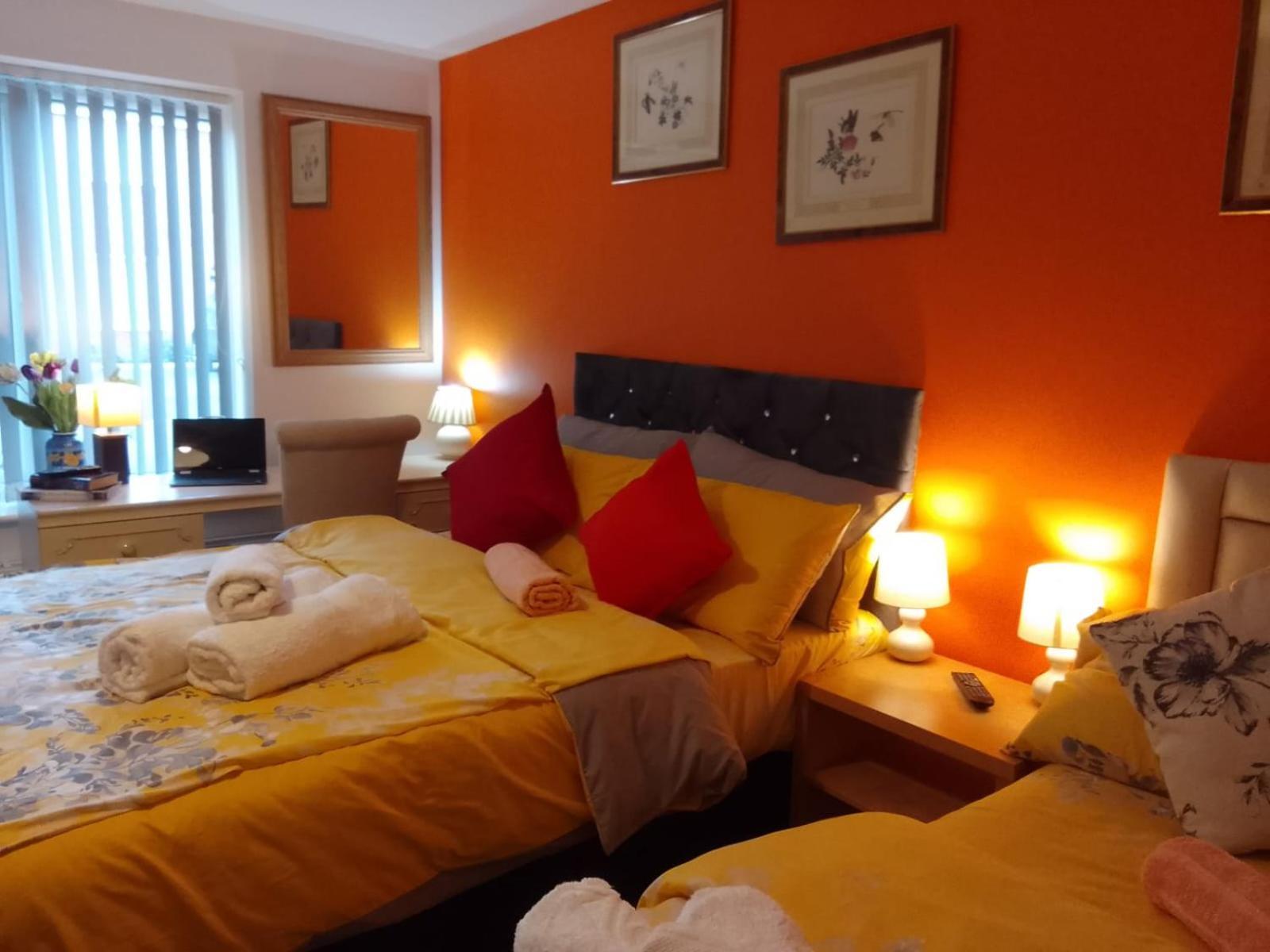 Ideal Home & Cottage Inviting 4 Bedroom Apartments ウォールソール エクステリア 写真