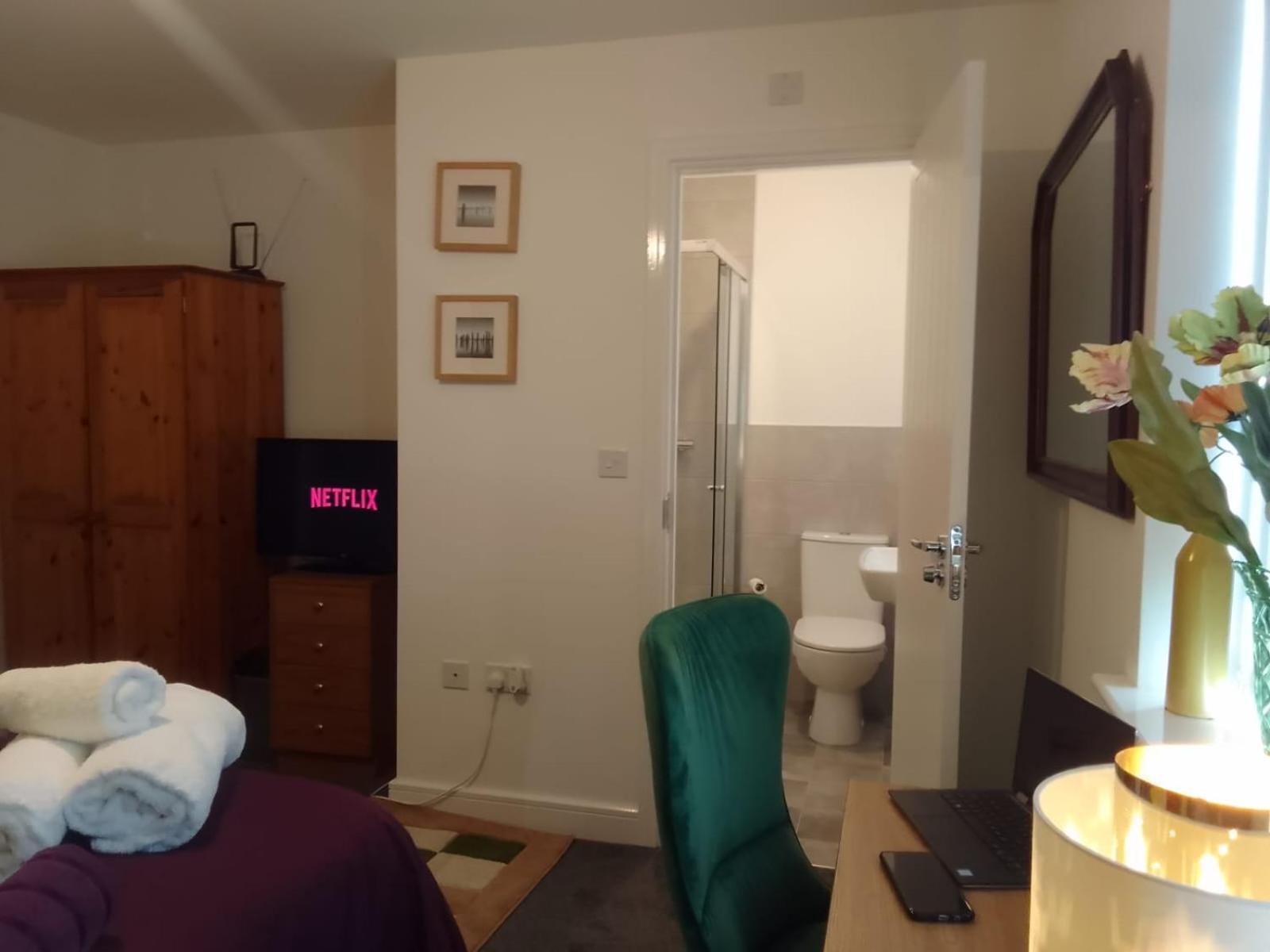 Ideal Home & Cottage Inviting 4 Bedroom Apartments ウォールソール エクステリア 写真