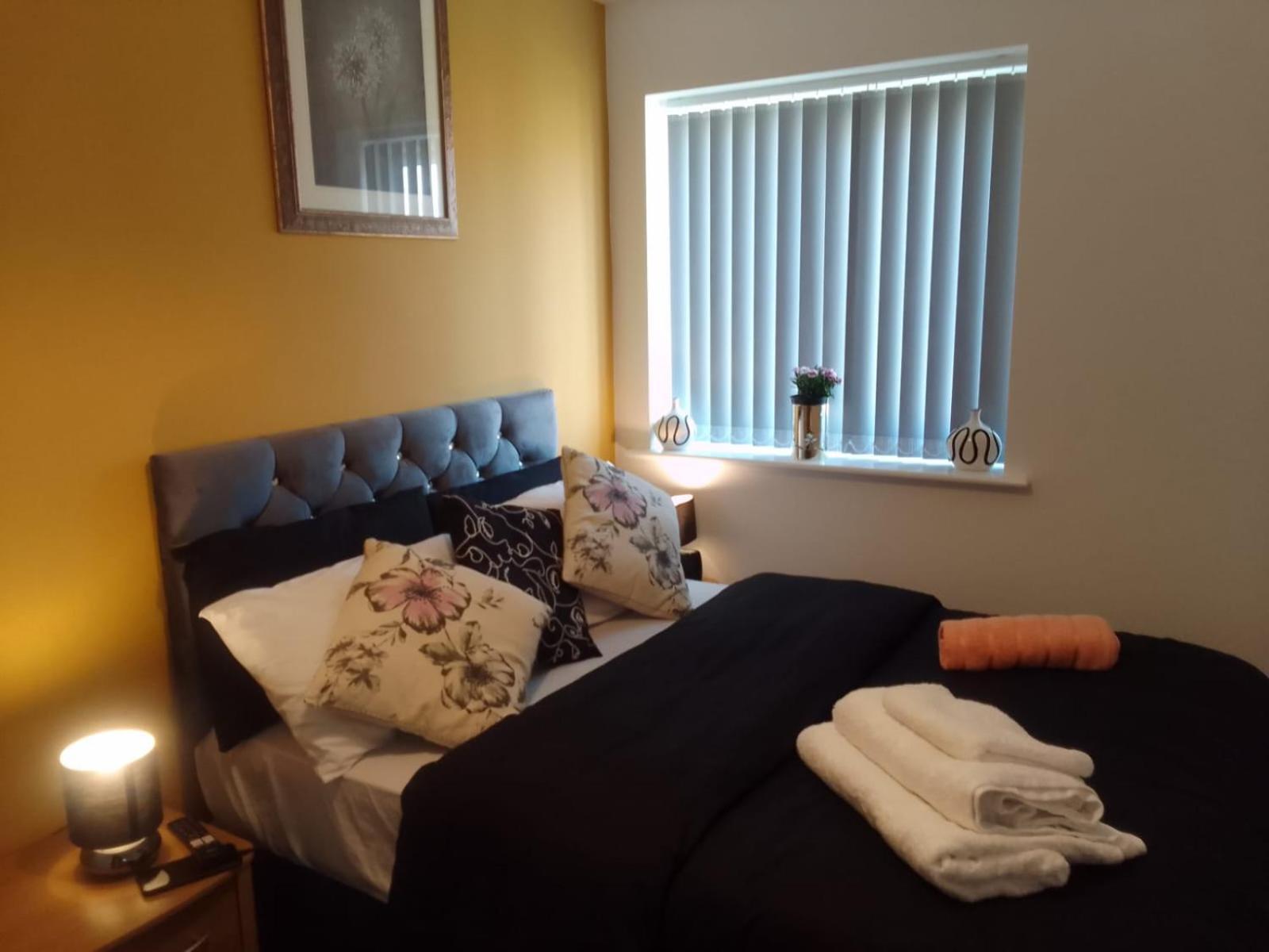 Ideal Home & Cottage Inviting 4 Bedroom Apartments ウォールソール エクステリア 写真