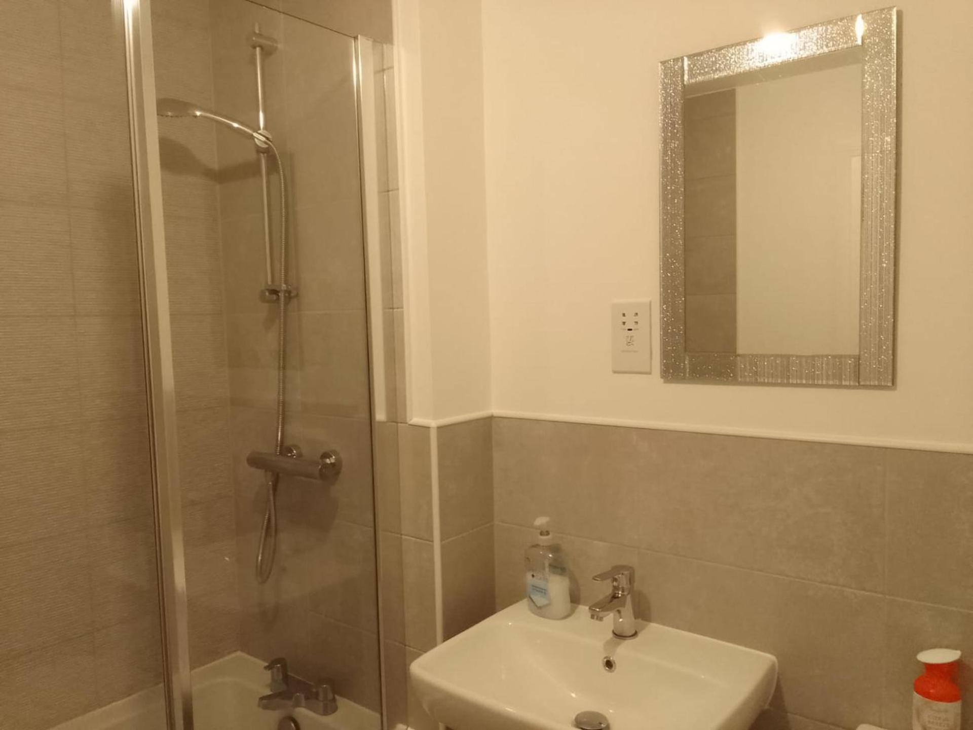 Ideal Home & Cottage Inviting 4 Bedroom Apartments ウォールソール エクステリア 写真