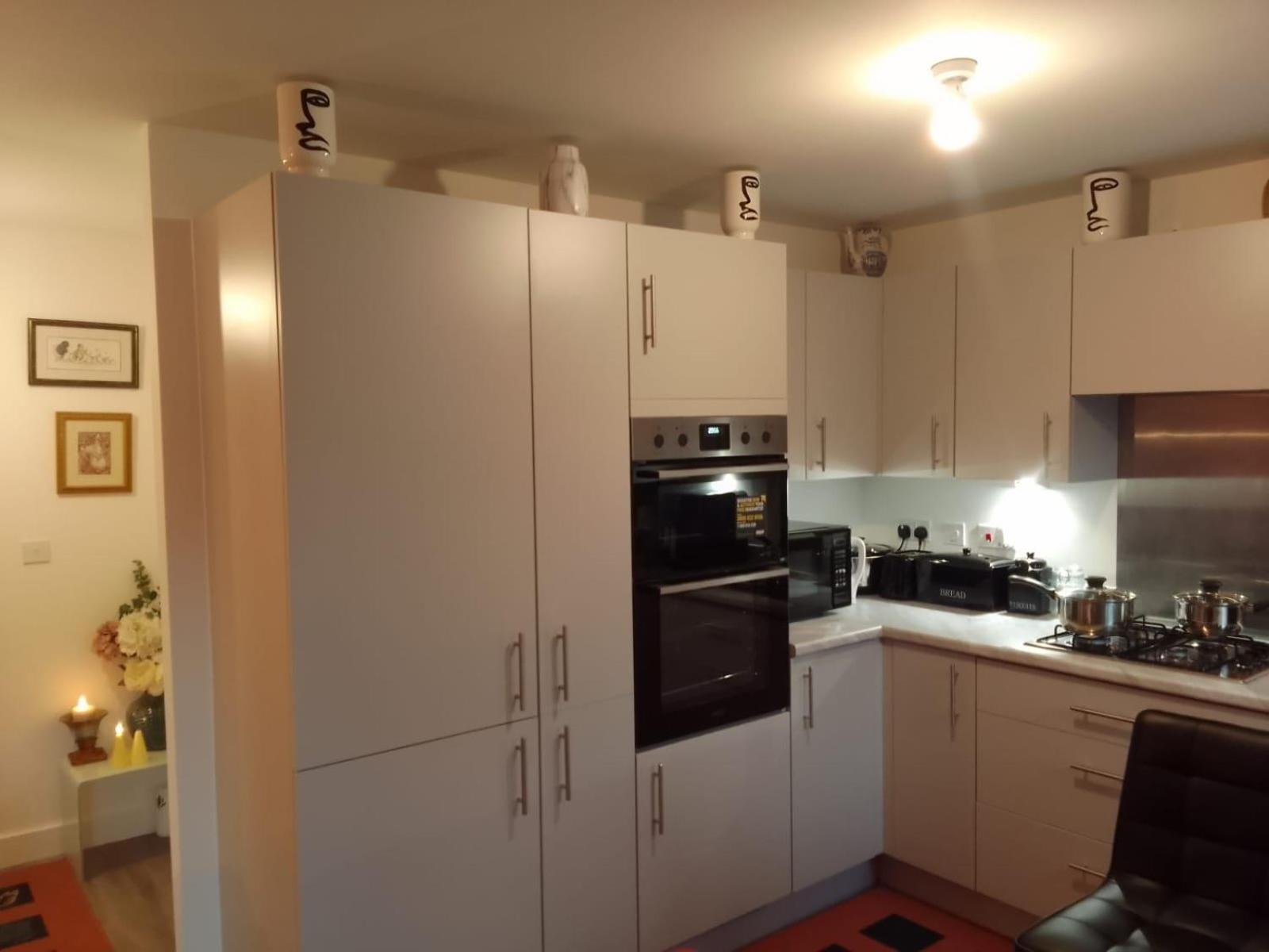 Ideal Home & Cottage Inviting 4 Bedroom Apartments ウォールソール エクステリア 写真