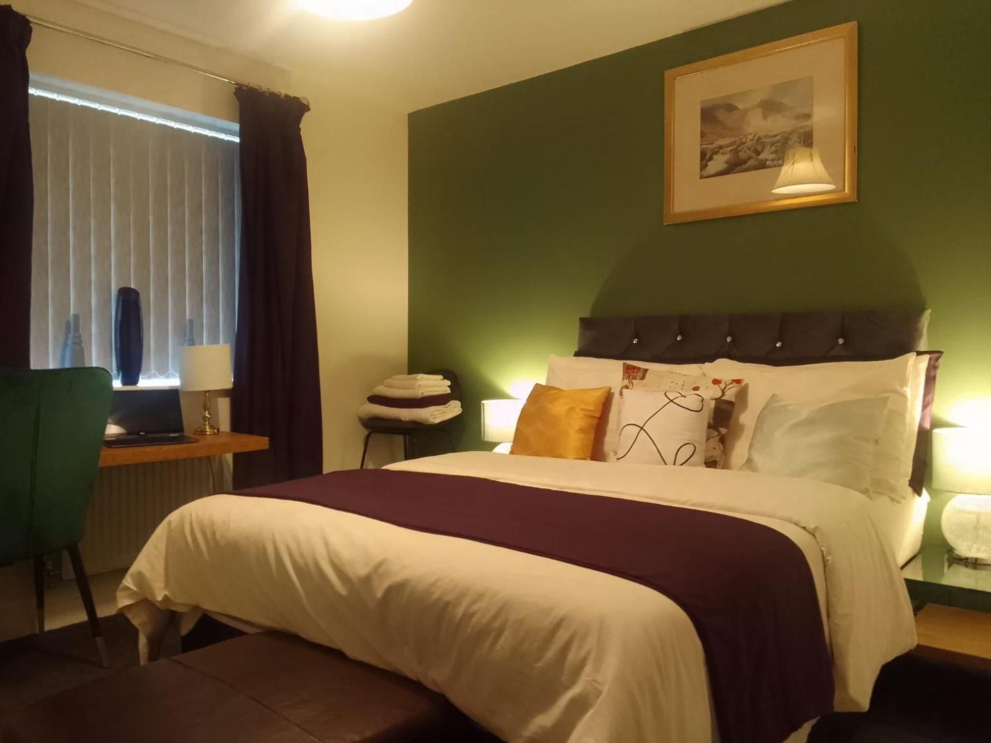 Ideal Home & Cottage Inviting 4 Bedroom Apartments ウォールソール エクステリア 写真