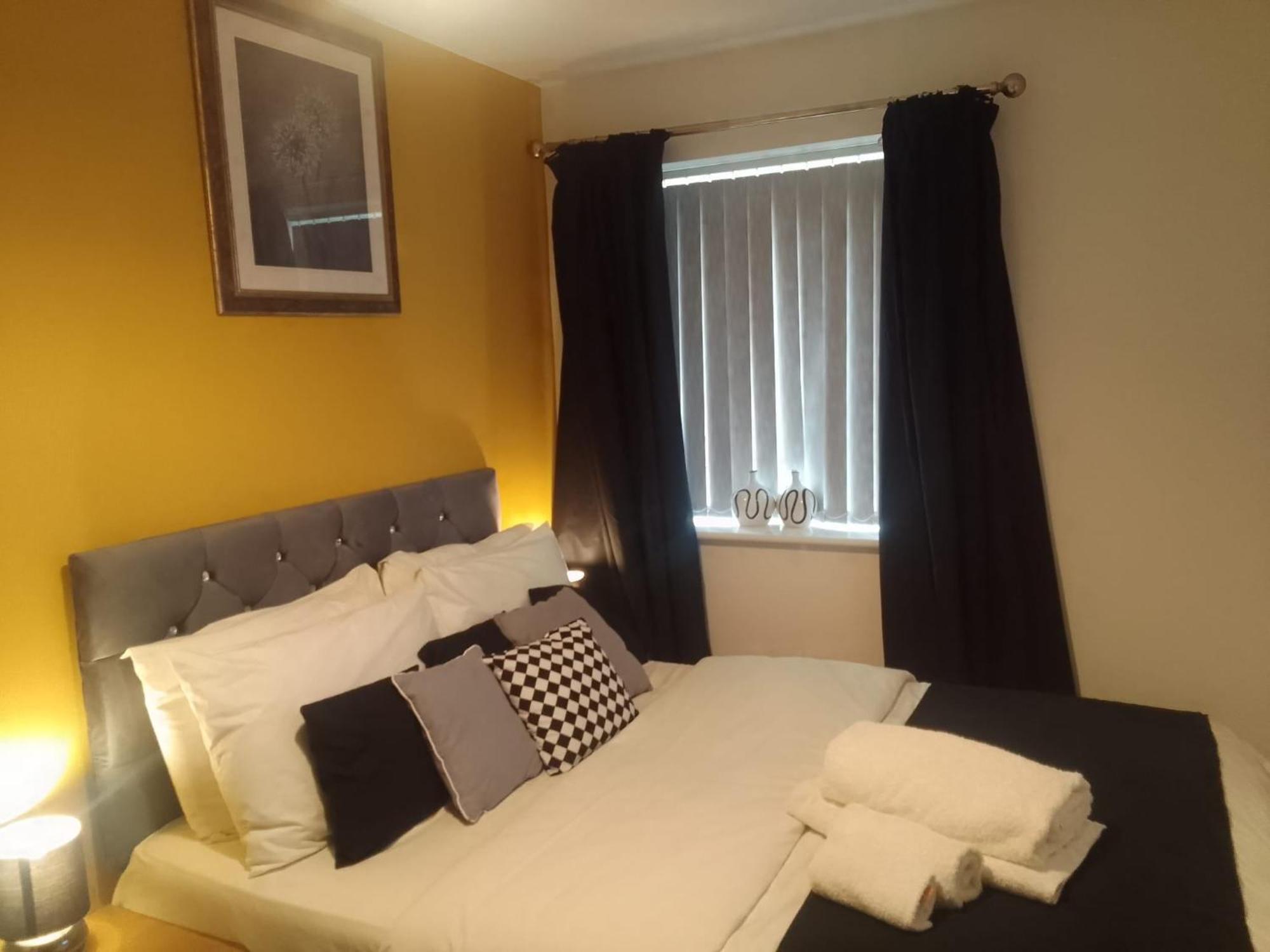 Ideal Home & Cottage Inviting 4 Bedroom Apartments ウォールソール エクステリア 写真