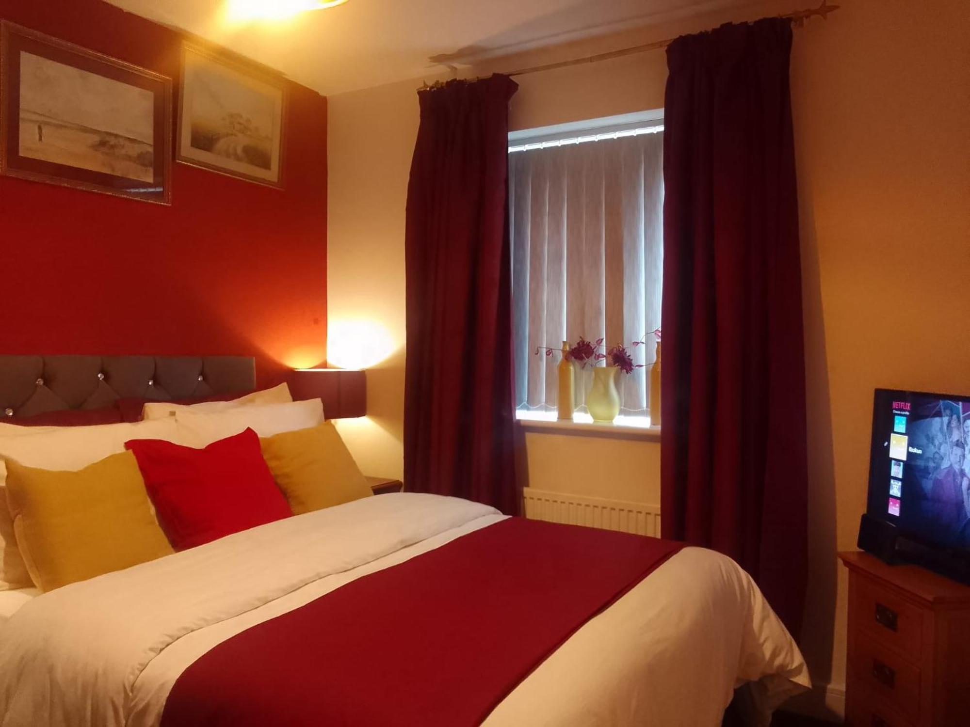 Ideal Home & Cottage Inviting 4 Bedroom Apartments ウォールソール エクステリア 写真