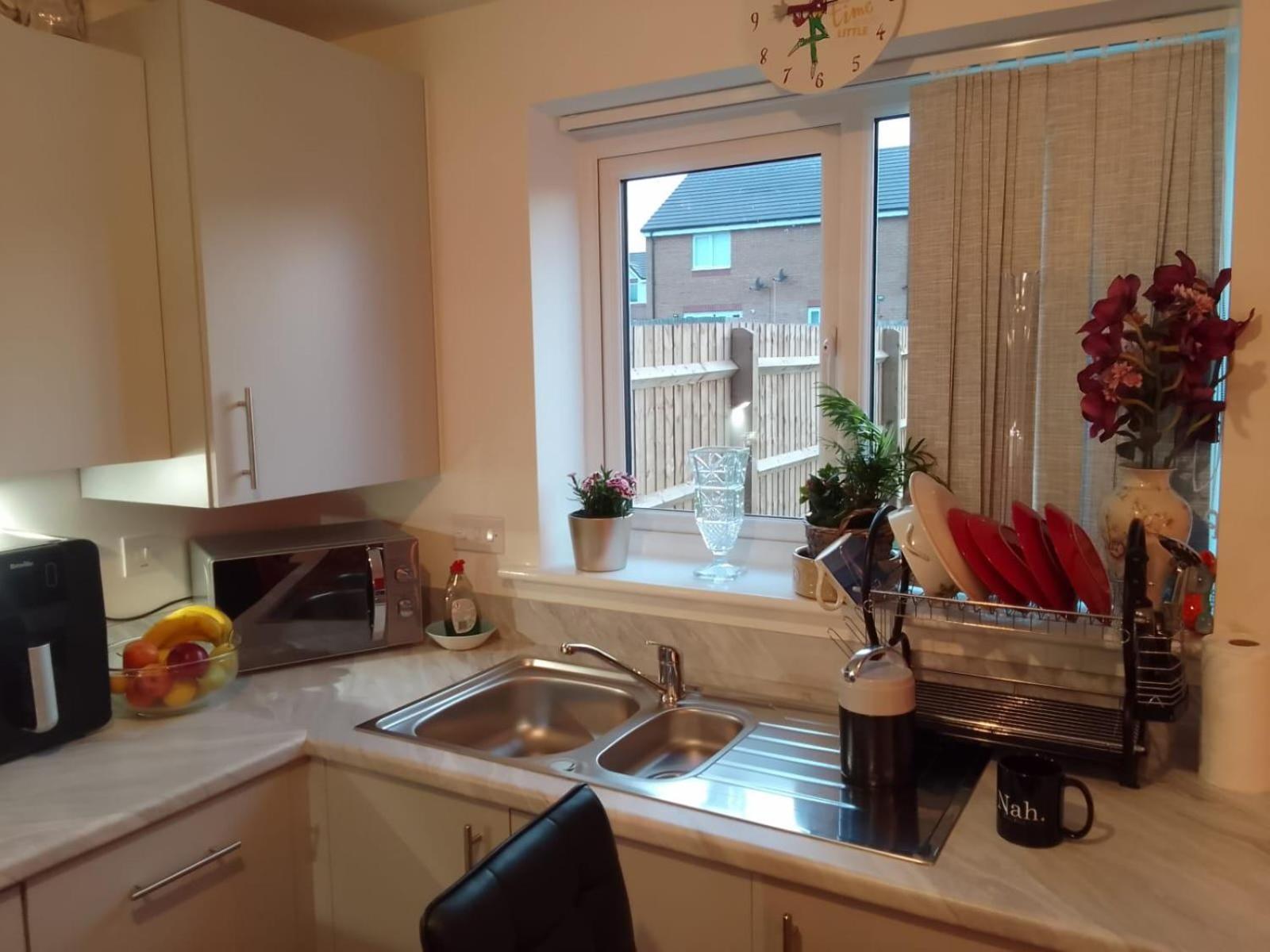 Ideal Home & Cottage Inviting 4 Bedroom Apartments ウォールソール エクステリア 写真
