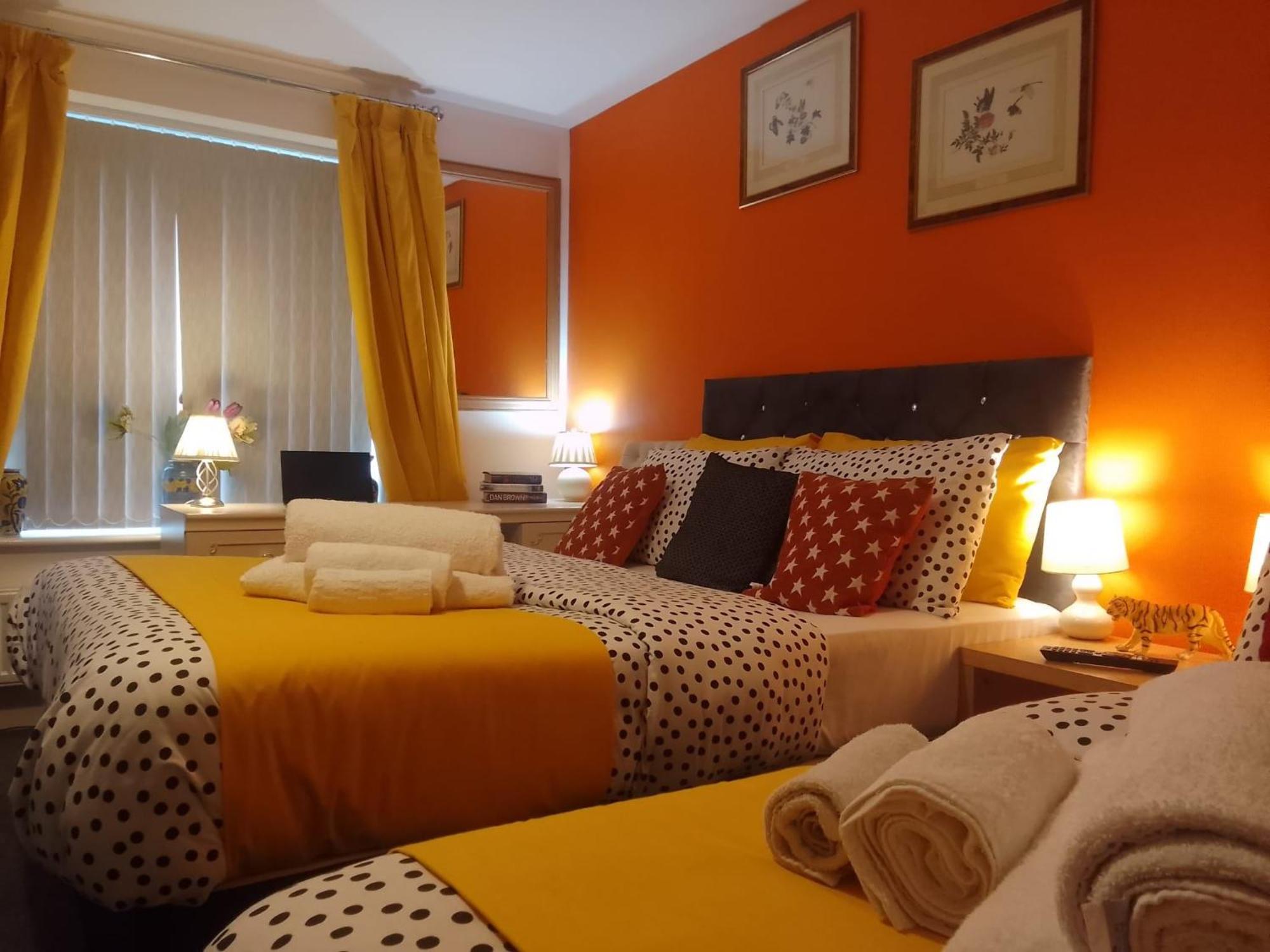 Ideal Home & Cottage Inviting 4 Bedroom Apartments ウォールソール エクステリア 写真