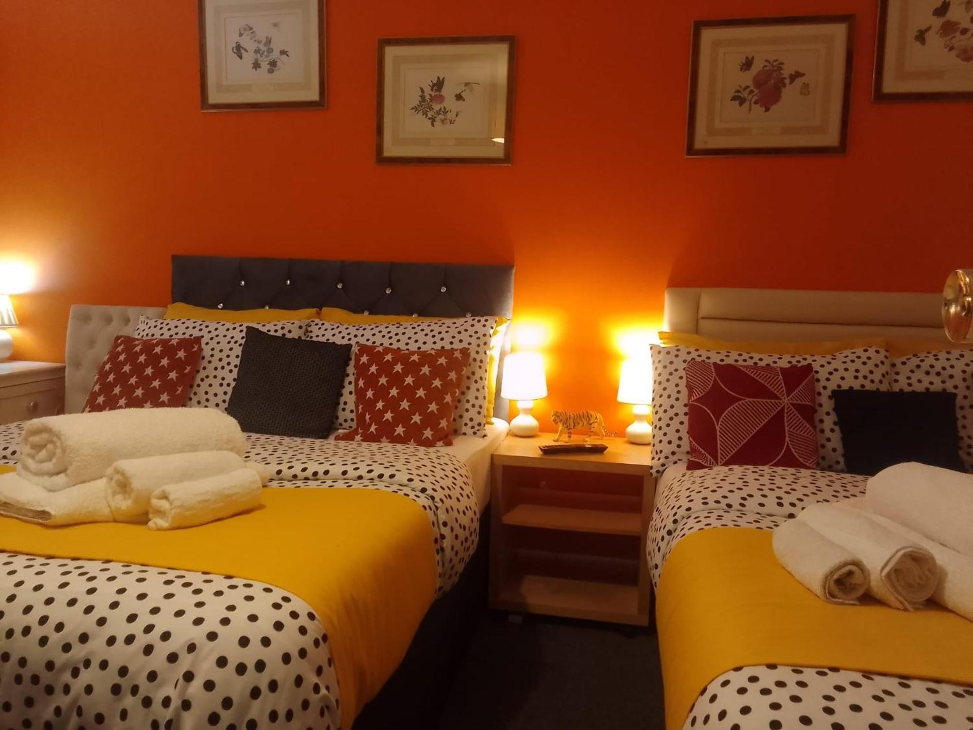 Ideal Home & Cottage Inviting 4 Bedroom Apartments ウォールソール エクステリア 写真