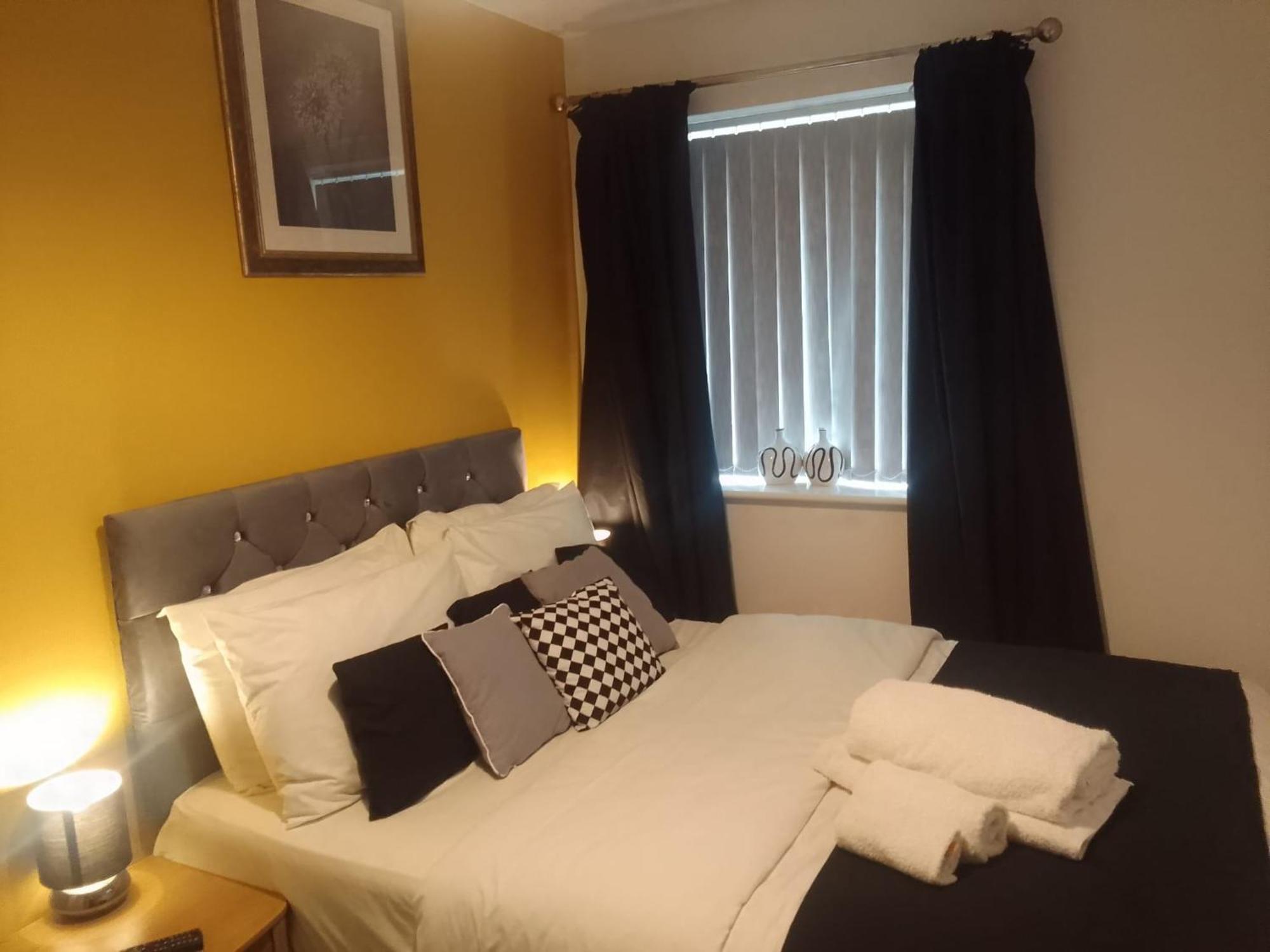 Ideal Home & Cottage Inviting 4 Bedroom Apartments ウォールソール エクステリア 写真