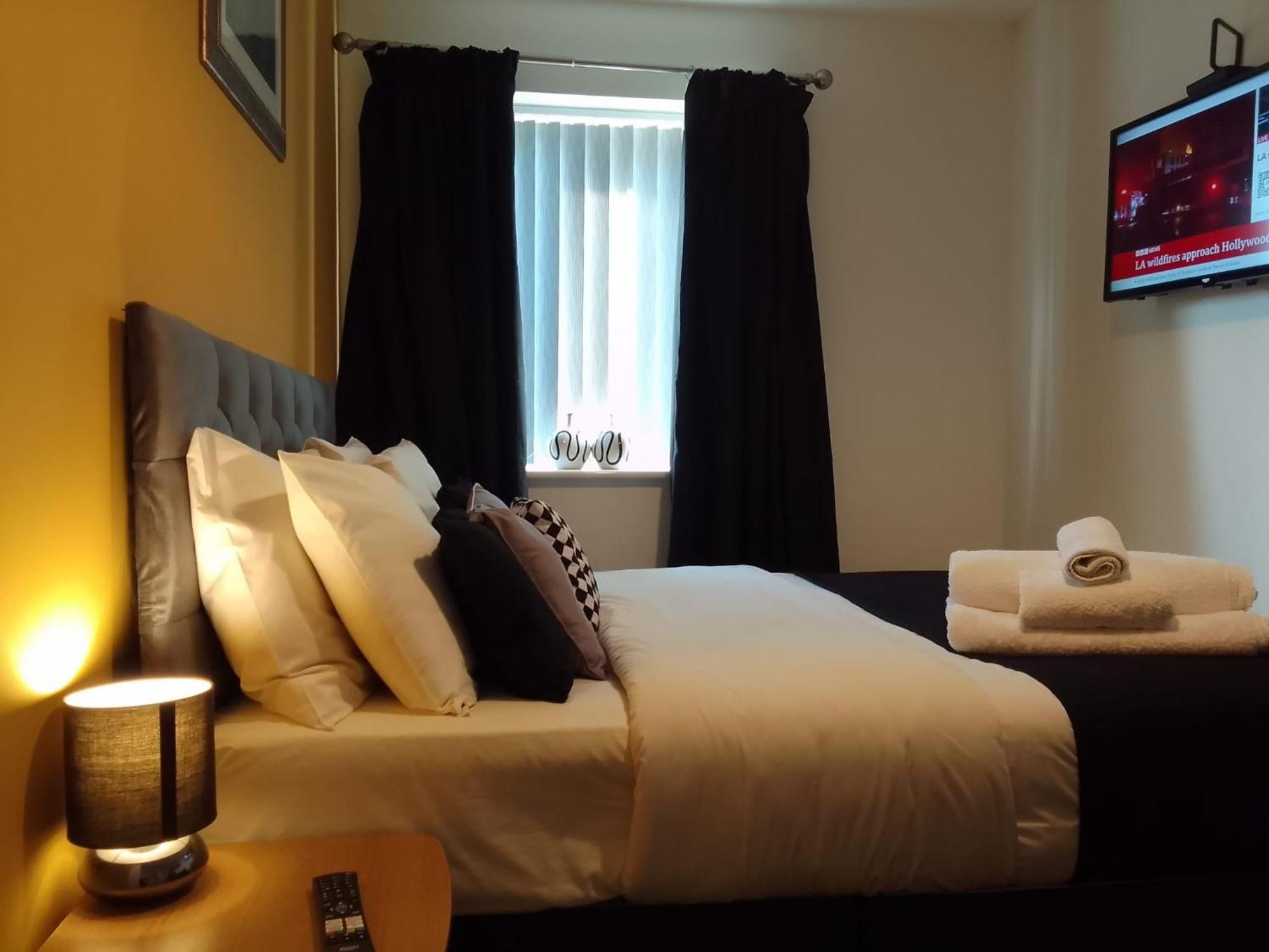 Ideal Home & Cottage Inviting 4 Bedroom Apartments ウォールソール エクステリア 写真