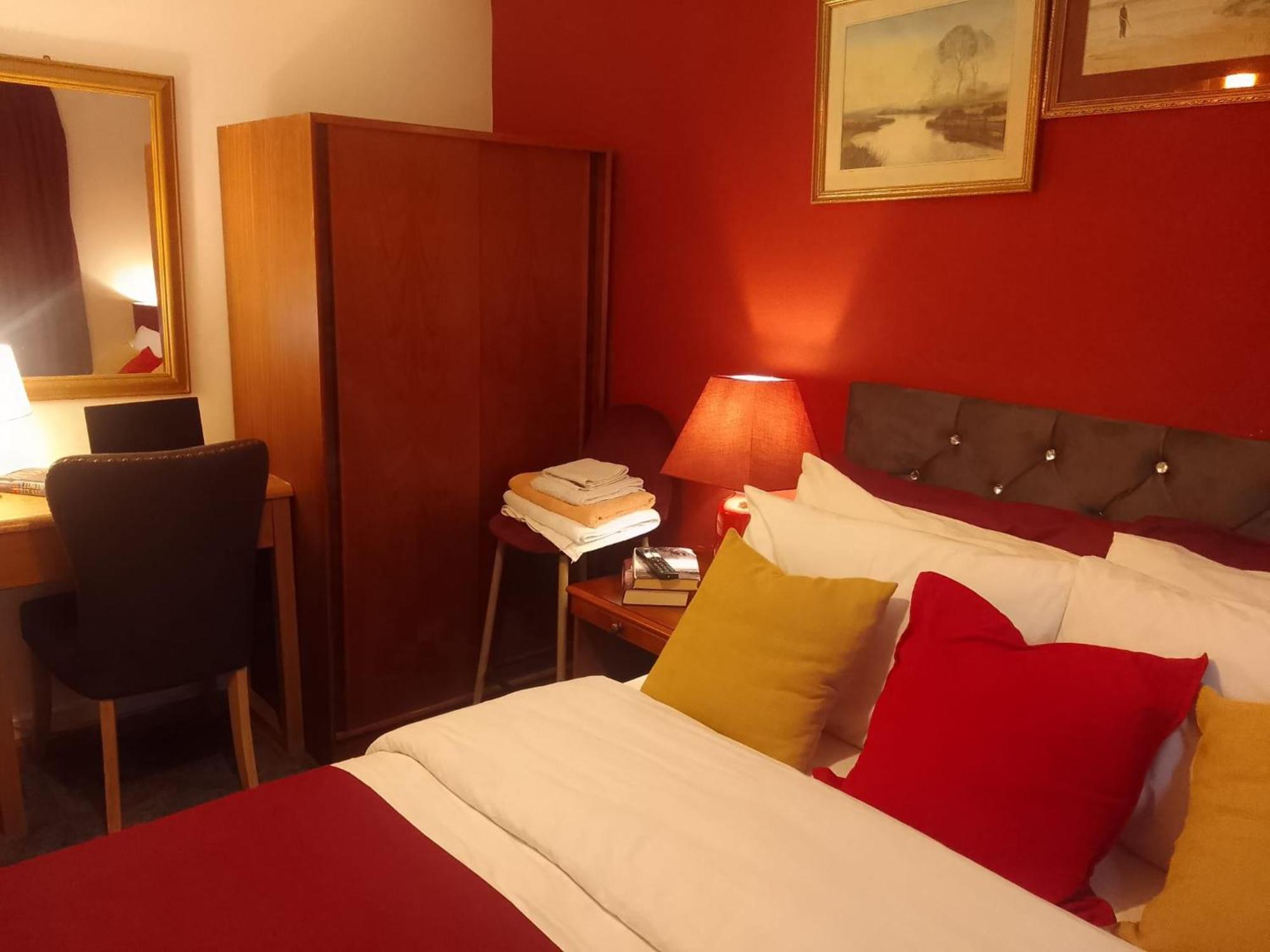 Ideal Home & Cottage Inviting 4 Bedroom Apartments ウォールソール エクステリア 写真